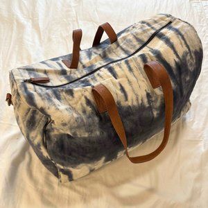 lucky brand cotton tie dye duffel weekender bag with leather handles and straps